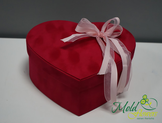 Бордовое бархатное сердце с цветами и конфетами Ferrero Rocher Фото